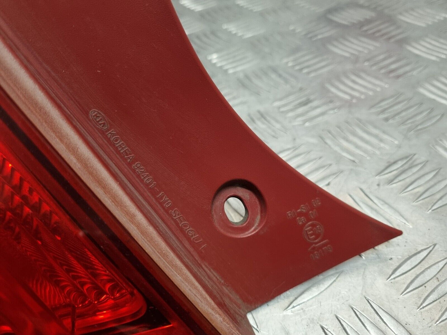 KIA PICANTO MK2 2011-2017 GENUINE PASSENGERS REAR OUTER BRAKE LIGHT 92401-1Y0