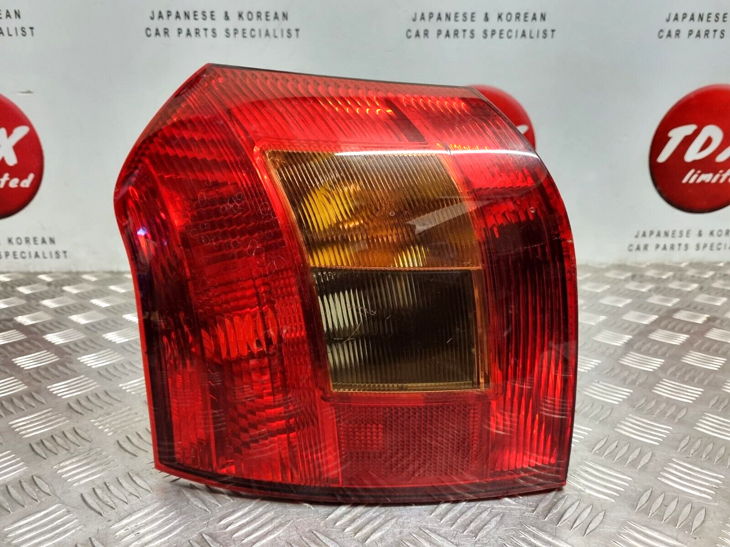 TOYOTA COROLLA MK9 HATCH 2002-2004 GENUINE PASSENGERS SIDE REAR OUTER LIGHT LAMP