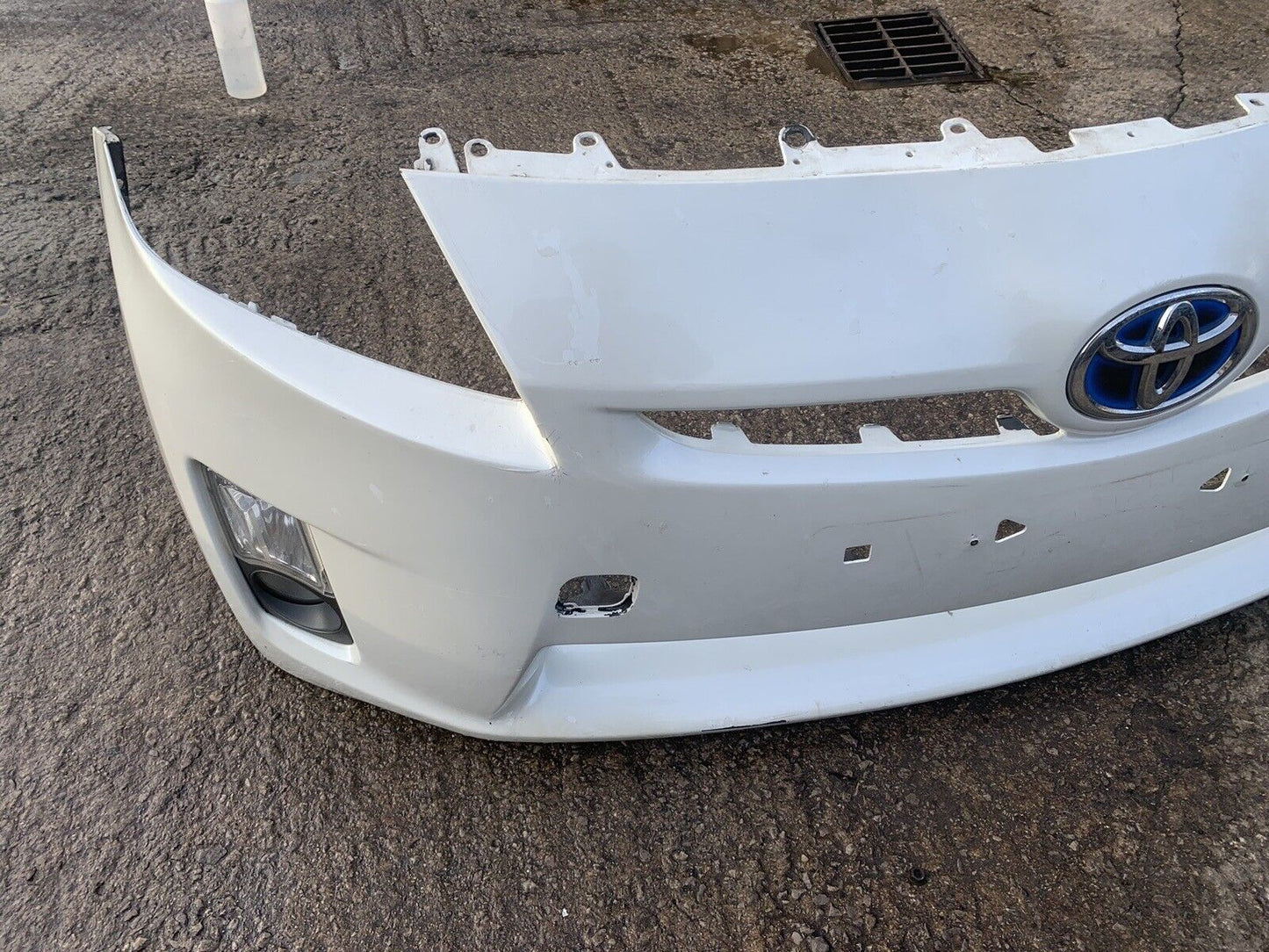 TOYOTA PRIUS 2009-2012 GENUINE FRONT BUMPER IN WHITE