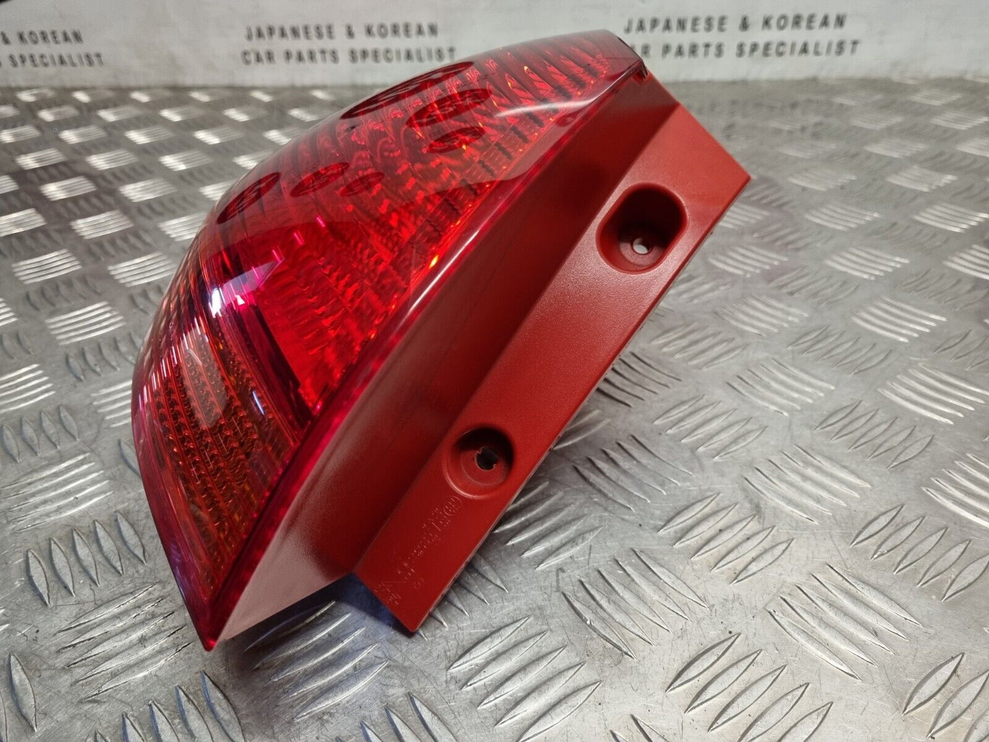 KIA VENGA YN 2010-2018 GENUINE PASSENGERS SIDE REAR OUTER BRAKE LIGHT 924021P000