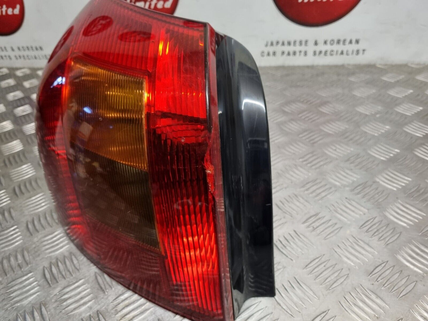 TOYOTA COROLLA MK9 HATCH 2002-2004 GENUINE PASSENGERS SIDE REAR OUTER LIGHT LAMP