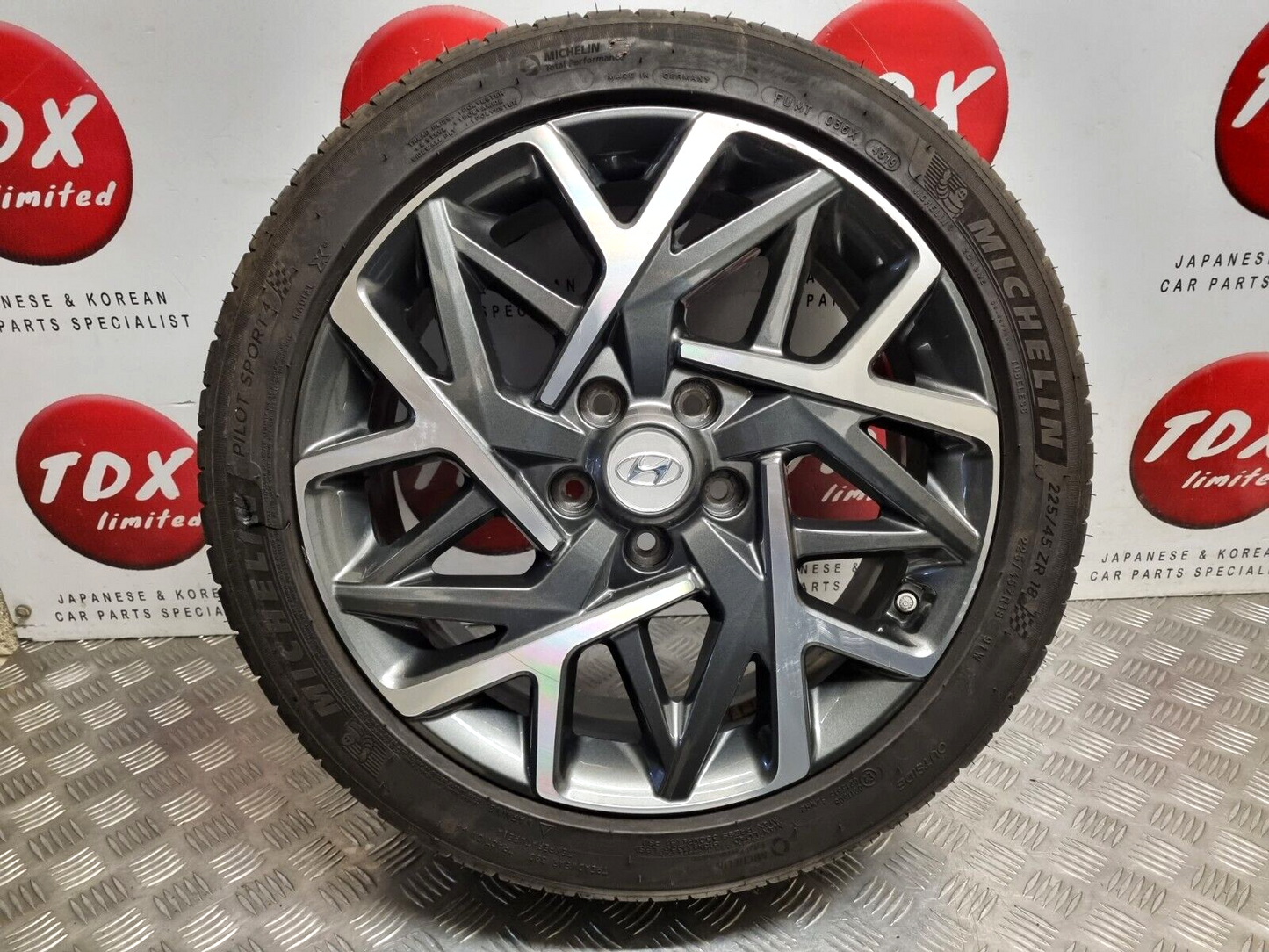 HYUNDAI KONA (OS) 18" INCH 2017-2022 GENUINE ALLOY WHEEL 225/45/18 52910-CM300