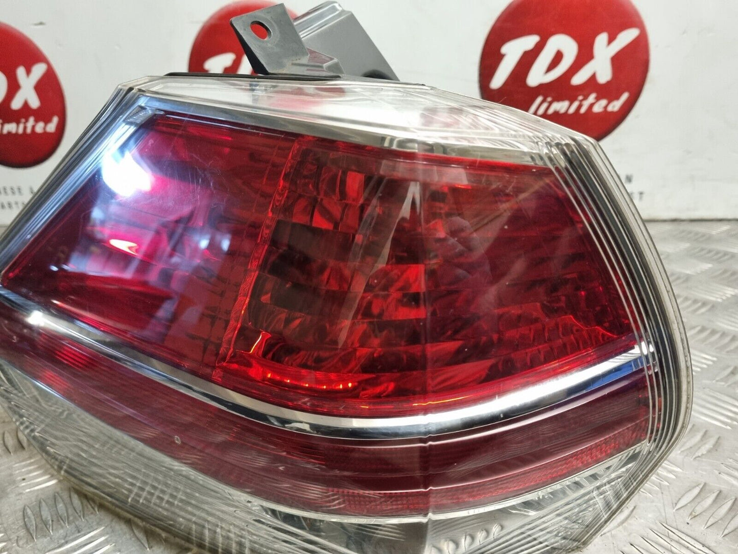 NISSAN X-TRAIL T32 2014-2017 GENUINE PASSENGERS SIDE REAR BODY BRAKE LIGHT LAMP