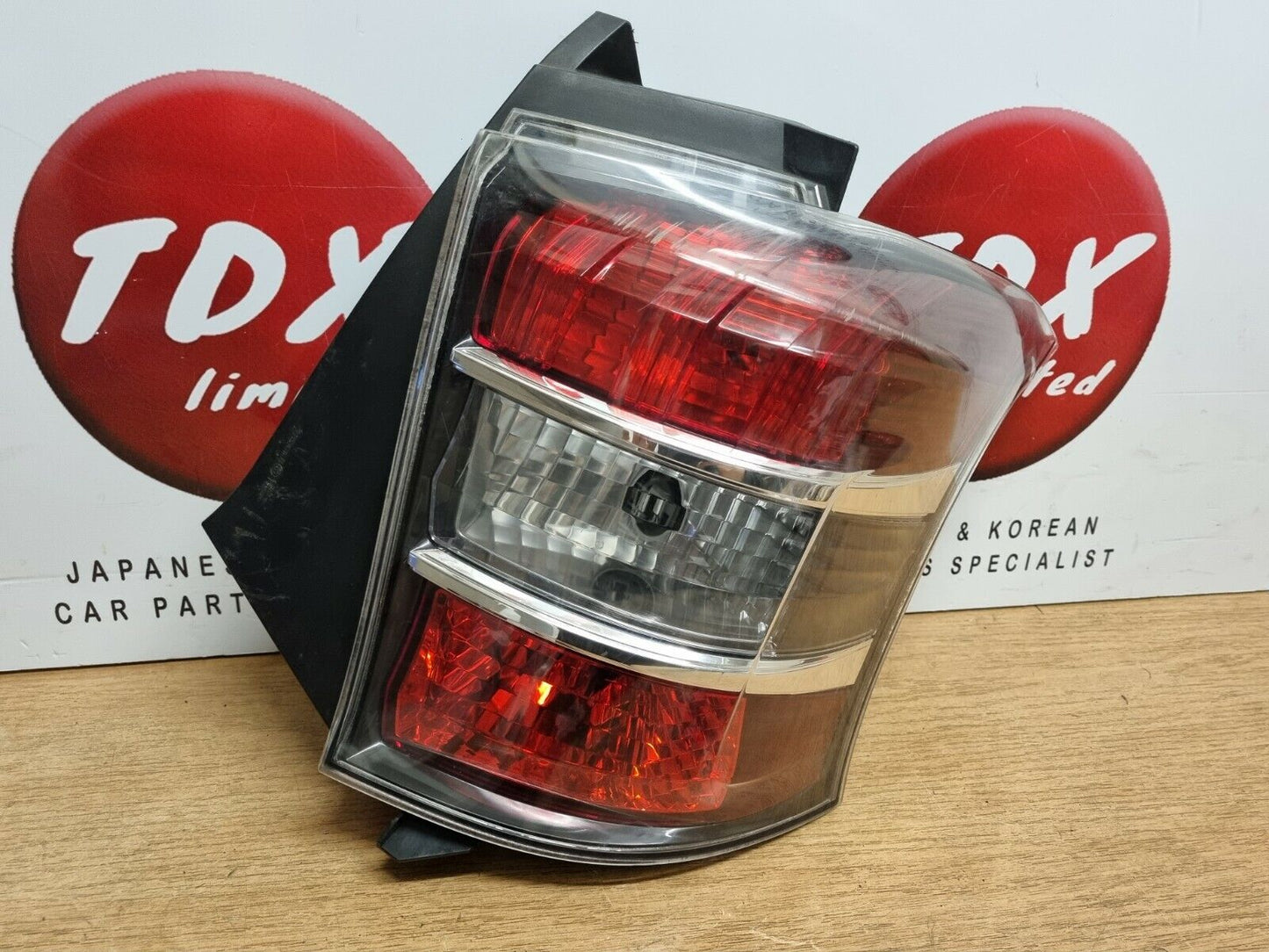 TOYOTA IQ 2008-2015 GENUINE DRIVERS SIDE REAR OUTER BODY TAIL LIGHT BRAKE LAMP