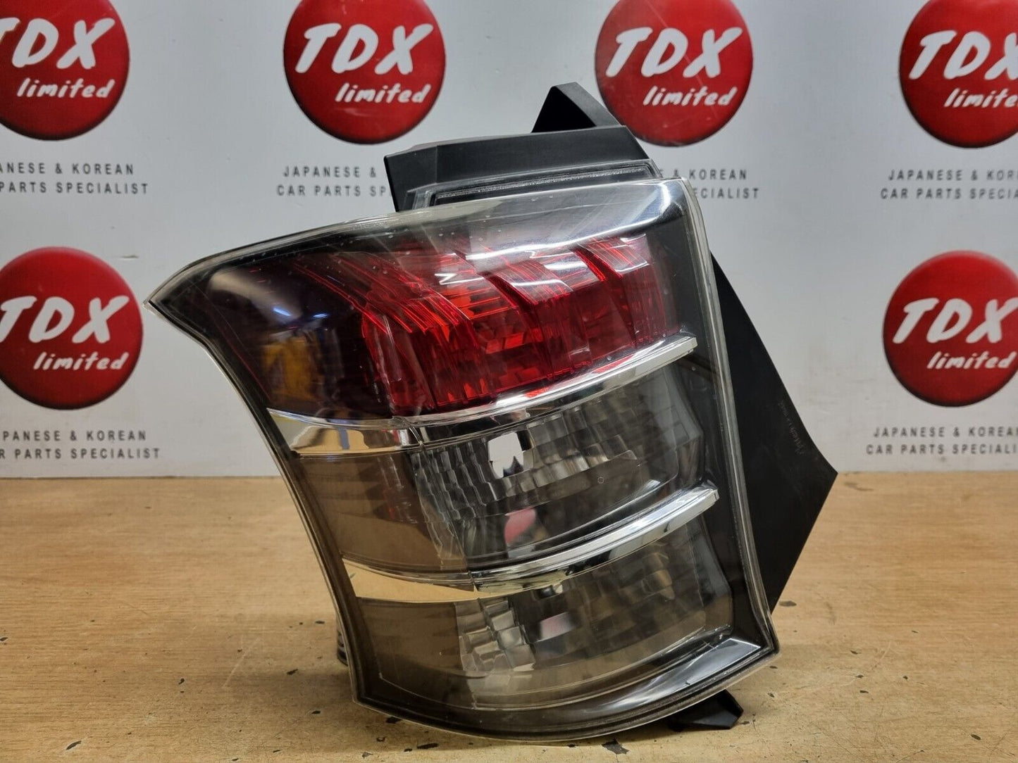 TOYOTA IQ 2009-2015 GENUINE PASSENGERS SIDE REAR OUTER BODY TAIL LIGHT BRAKE